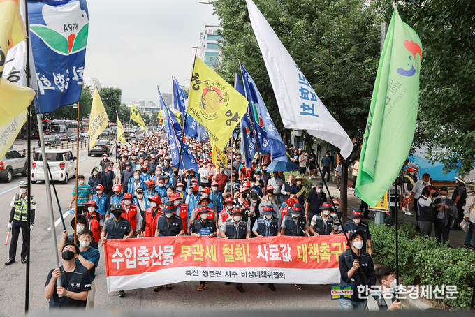 8월 11일 서울역에서 열린 '축산 생존권 사수 총궐기대회'에 참여한 전국한우협회 소속 농가들이 거리 행진을 벌이며 규탄 시위를 이어가고 있다. kenews.co.kr