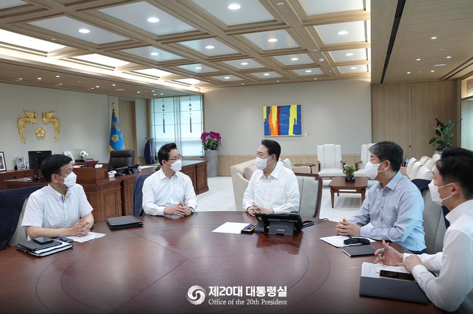 농림축산식품부 대통령실 업무보고!<br>
윤석열 대통령은 10일 정황근 장관으로부터 농림축산식품부에 대한 당면 현안사항과 농업 핵심과제인 '식량주권' 문제 등에 대해 업무보고를 받았다. <사진= 대통령실 kenews.co.kr>