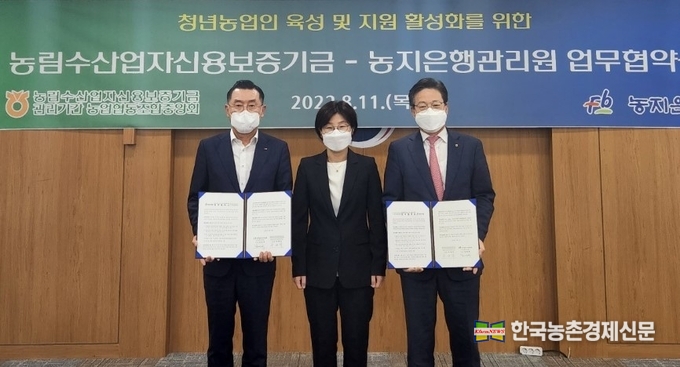 이재식 농림수산업자신용보증기금 이사장(맨오른쪽)과 강경학 농지은행관리원 원장(맨왼쪽)은 11일 농림축산식품부에서 박수진 농업정책국장이 참석한 가운데 "청년농업인 육성 및 지원 활성화를 위한 업무협약"을 체결하였다. 나남길 kenews.co.kr