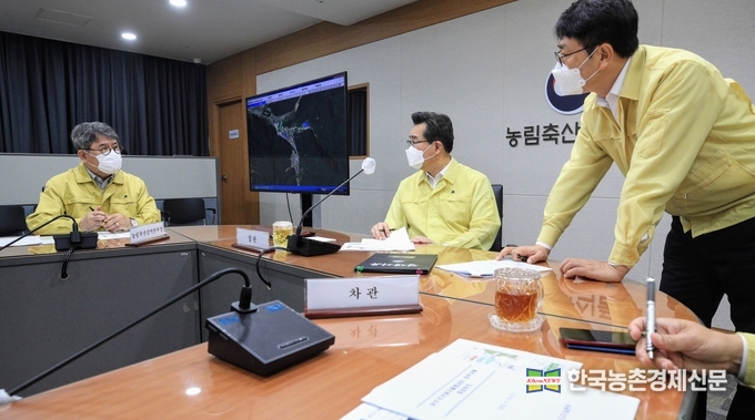 중수본부장은 “앞으로 추석 연휴 기간에 차량과 사람의 이동 증가로 바이러스 확산 우려가 크므로 지자체에서 안내판 등을 활용하여 귀성객의 양돈농장 방문을 자제하고 양돈농장 종사자들이 벌초와 성묘를 위해 아프리카돼지열병 발생지역에 입산(入山) 등 출입하지 않도록 홍보해 달라”고 당부하였다. kenews.co.kr