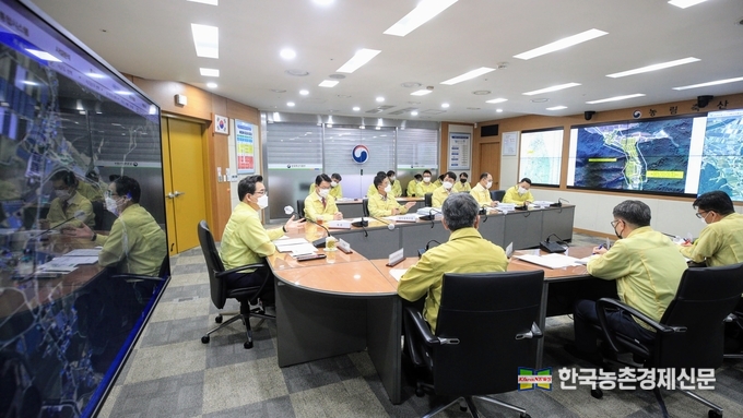 중수본부장은 “앞으로 추석 연휴 기간에 차량과 사람의 이동 증가로 바이러스 확산 우려가 크므로 지자체에서 안내판 등을 활용하여 귀성객의 양돈농장 방문을 자제하고 양돈농장 종사자들이 벌초와 성묘를 위해 아프리카돼지열병 발생지역에 입산(入山) 등 출입하지 않도록 홍보해 달라”고 당부하였다. kenews.co.kr