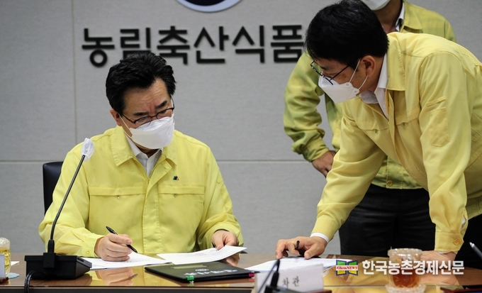 중수본부장은 “앞으로 추석 연휴 기간에 차량과 사람의 이동 증가로 바이러스 확산 우려가 크므로 지자체에서 안내판 등을 활용하여 귀성객의 양돈농장 방문을 자제하고 양돈농장 종사자들이 벌초와 성묘를 위해 아프리카돼지열병 발생지역에 입산(入山) 등 출입하지 않도록 홍보해 달라”고 당부하였다. kenews.co.kr