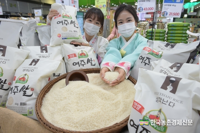 23일(화) 서울시 서초구에 위치한 하나로마트 양재점에서 모델들이 풍요로운 한가위를 맞아 가족들과 함게 맛 보셨으면 하는 마음을 담은 여주에서 올해 첫 수확한 대왕님표 “여주 햅쌀(4kg, 10kg)”을 살 맛나는 가격으로 선보이고 있다. 나하은 kenews.co.kr
