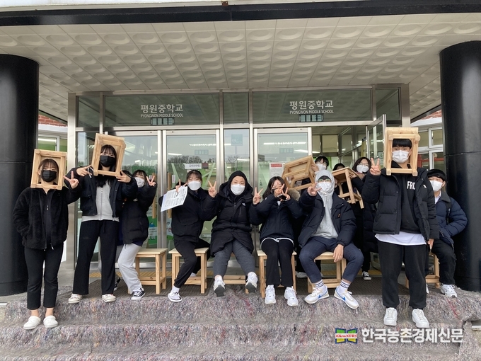 평원중학교, 2021년 학교 목재체험교실 사진촬영을 하고있다. kenews.co.kr