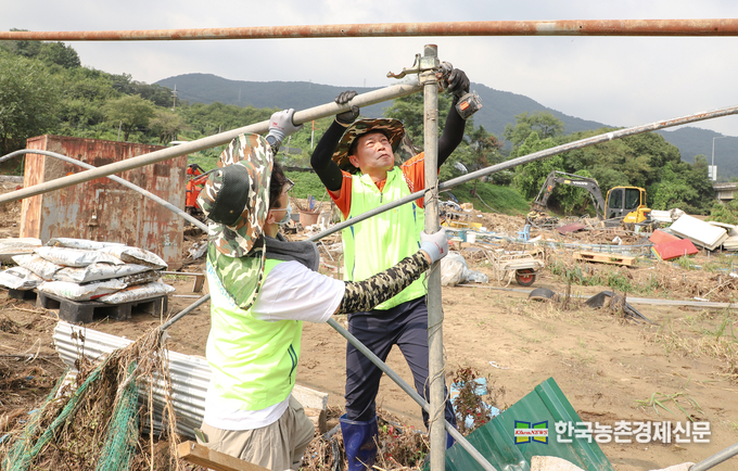 조소행 대표이사는 지난 16일과 18일에도 충남 수해 지역을 찾아 현장 상황을 점검하고 복구 작업에도 동참하며 신속하게 지원 대책을 마련하는 등 조속한 안정화에 박차를 가하고 있다. 나하은 kenews.co.kr