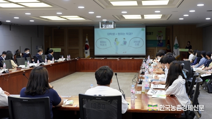 김민경 전국대학4-H연합회 회장(숭실대)가 제4회 청년 미래 비전 토론회에서 주제발표를 하고 있다. kenews.co.kr
