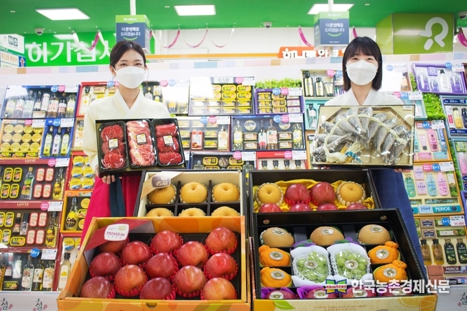 농정원. 분석결과 코로나19 여파에도 전통적 명절 선물인 ‘농산물’은 가장 높은 선호도를 보였으며, 이 가운데 ‘과일’은 농산물 언급량에서 압도적으로 높게 나타났다. 특히 사과, 배, 곶감, 대추 등 제수용 국산 과일이 상위권을 형성했으며 한라봉, 포도(거봉, 샤인 머스켓 등), 망고 등 이색 과일도 명절 선물용으로 많이 언급됐다. 사진은 농산물 판매 소비촉진모습이다. kenews.co.kr
