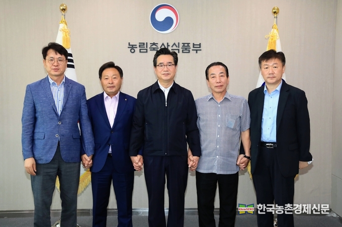사진 좌측부터 김정욱 축산정책국장, 맹광렬 낙농관련조합장협의회장, 농식품부 정황근 장관, 이승호 낙농육우협회장, 박범수 차관보. kenews.co.kr
