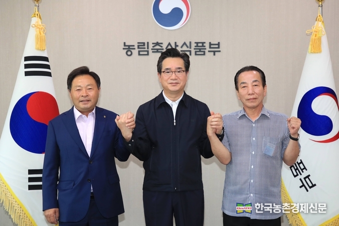 사진 좌측부터 맹광렬 낙농관련조합장협의회장, 농식품부 정황근 장관, 이승호 낙농육우협회장.kenews.co.kr