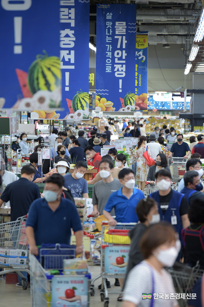 9월 7일(수) 서울시 서초구에 위치한 농협 하나로마트 양재점에서 살 맛나는 가격으로 판매하는 명절 성수품을 구매하기 위해 인산인해를 이룬 모습. kenews.co.kr