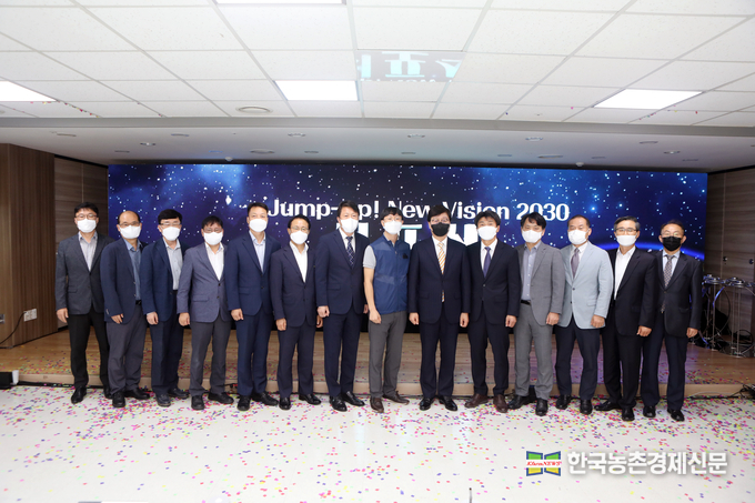 2030비젼 선포식에서 문영표 사장은 70분간의 전략 발표를 통해 급변하는 유통환경 속에서 공사가 나아가야할 방향과 앞으로 개선해 나갈 점을 제시하여 직원들의 마음과 힘을 결속시켰다. kenews.co.kr