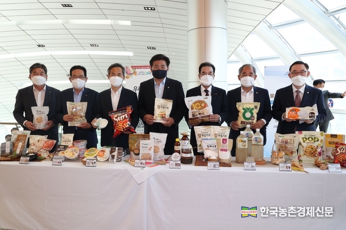 전국경제인연합회 회관에서 열린 '쌀 소비 확대와 식습관 개선을 위한 심포지엄'에 앞서, 이성희 농협중앙회장과 소병훈 국회 농해수위 위원장 등 참석자들이 농협식품에서 생산하는 각종 쌀 가공품들을 살펴보고 기념촬영을 하고 있다. kenews.co.kr