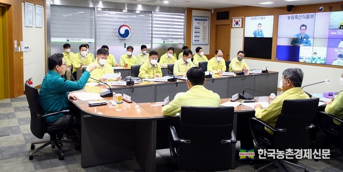 아프리카돼지열병 중앙사고수습본부는 9월 19일 강원 춘천시 소재 돼지농장(7,000여 마리 사육)에서 아프리카돼지열병(ASF)이 발생, 긴급차단방역에 들어갔다. kenews.co.kr