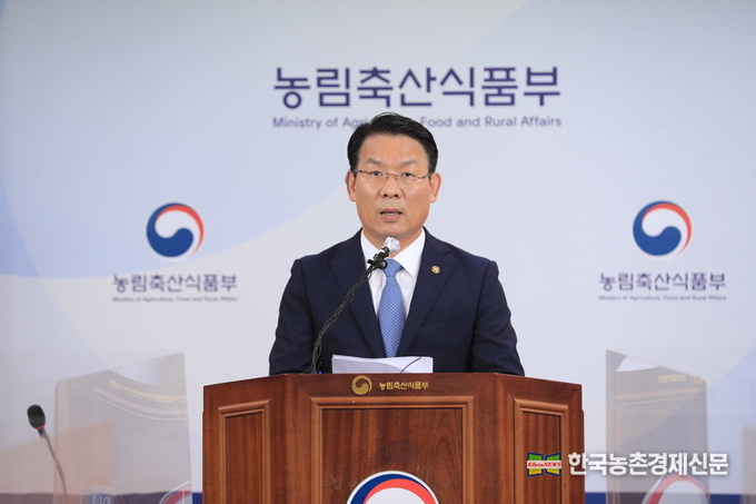 9월 25일 열린 ‘제4차 고위당정협의회’에서 당정은 급격하게 하락한 쌀값의 회복을 위해 ’05년 공공비축제 도입 이후, 수확기 시장격리 물량으로는 최대인 45만 톤의 쌀을 수확기(10~12월)에 시장에서 격리하기로 하였다. 김인중 차관이 내용을 발표하고 있다. kenews.co.kr