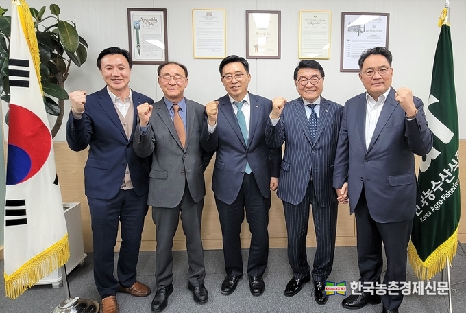 한국농수산식품유통공사 김춘진 사장(좌측 3번째), 해태USA 정정우 대표(좌측 2번째), NH농협무역 지준섭 대표(우측 1번째), 미서부한세계화협회 임종택 회장(우측 2번째) kenews.co.kr