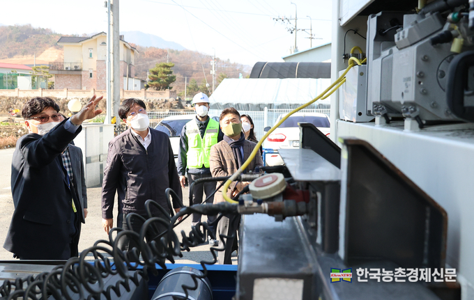 조재호 농촌진흥청장은 18일 충남 금산군에서 대기환경을 조절하는 CA 저장 기술을 컨테이너에 적용한 CA 컨테이너를 사용해 농산물을 수출하는 업체를 방문해 선적 과정을 살펴보고 있다.<사진=농촌진흥청 kenews.co.kr>