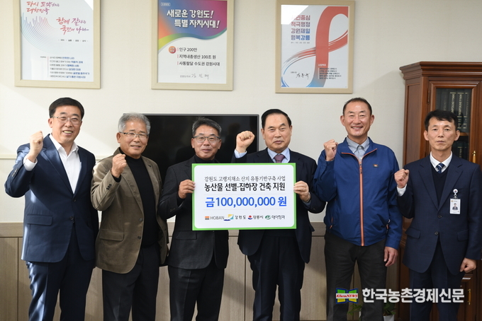 사진 왼쪽부터 최덕순 강원도 농산물유통과장, 김시갑 강원도 무·배추 공동출하협의회 회장, 최선동 강릉시 무·배추 출하협의회 회장, 박재욱 대아청과 대표, 김기영 대아청과 상무, 김회상 강릉시농업기술센터장. kenews.co.kr