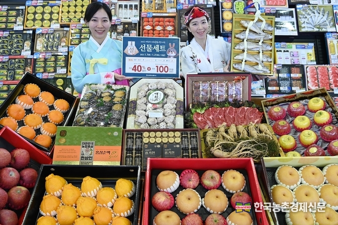 5일(목) 서울시 서초구에 위치한 농협 하나로마트 양재점에서 모델들이 물가안정에 앞장서는 가성비 설 선물세트를 소개하고 있다. kenews.co.kr