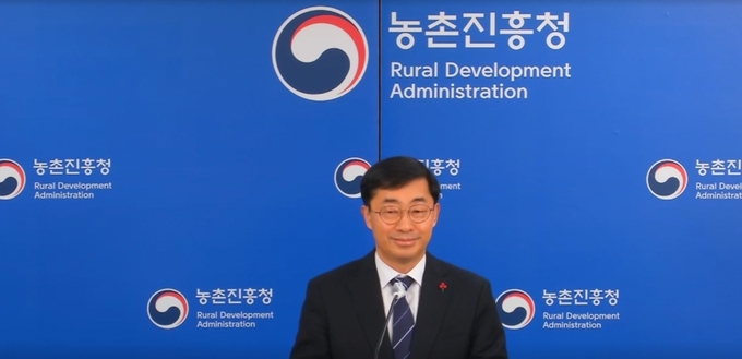 윤종철 농촌진흥청 차장이 농림축산식품부 언론브리핑룸에서 올해 추진할 농업의 미래성장산업화, 식량주권 확보, 농축산물 생산 및 수급 안정 지원, 농촌 활력화 및 현장 지원 확대 등 4대 전략목표에 대해 발표와 함께 설명을 하고있다. kenews.co.kr