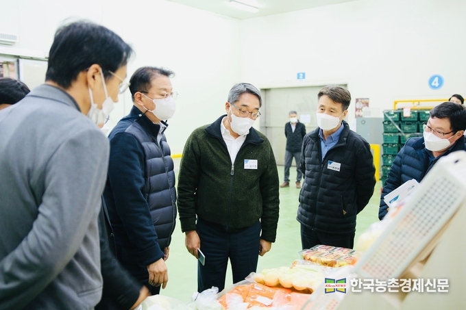 12일 농협안성농식품물류센터를 방문한 염기동 농협경제지주 산지도매본부장(오른쪽에서 세 번째)과 방기선 기획재정부 1차관(오른쪽에서 네 번째) 등 기관 관계자들이 사과, 배 선물세트 등 설 주요 성수품을 둘러보며 농산물 수급현황을 설명하고 있다. kenews.co.kr