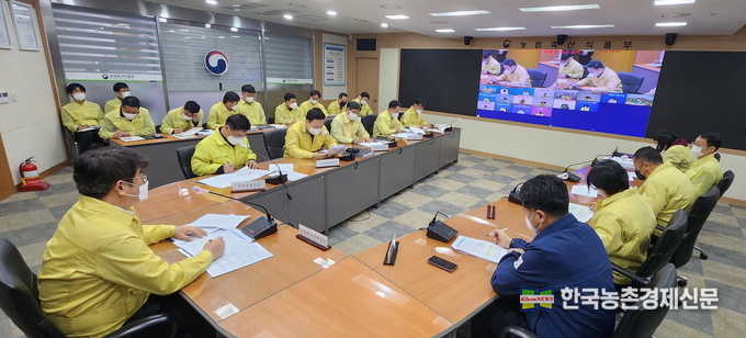 국내 ASF 발생이 끊임없이 발생하면서 양돈산업에 크고작은 악영향을 미치고 있다. 최근 김포 양돈장에서 ASF가 발생으로 중수본<사진>을 중심으로 방역당국이 질병 확산을 막기위한 차단방역에 총력을 쏟고 있다. kenews.co.kr