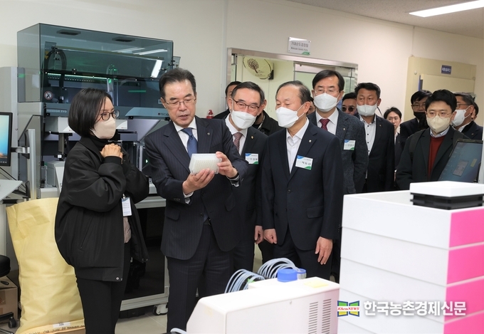 지난 7일 제조부문 현장점검을 위해 경기도 여주 농우바이오 여주육종연구소를 방문한 이성희 농협중앙회장(왼쪽에서 두번째)이 우성태 농협경제지주 농협경제대표이사(왼쪽에서 세번째), 박동섭 농우바이오 대표이사(왼쪽에서 세번째) 등 중앙본부 및 계열사 임직원들과 함께 농우바이오 연구소를 순람하며 상품 및 서비스에 대한 설명을 듣고 있다. kenews.co.kr