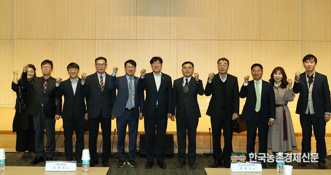 조재호 농촌진흥청장은 13일 전북혁신도시 농촌진흥청 국제회의장에서 열린 '디지털 농생명 포럼' 발대식에서 참석자들과 기념촬영을 하고 있다. <사진=농촌진흥청 kenews.co.kr>