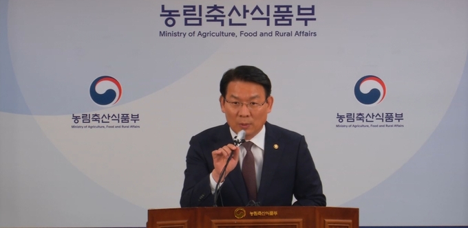 김인중 농림축산식품부 차관이 쌀 수급안정과 직불제 확대 및 농업·농촌 발전방안 등에 대해 설명을 하고 있다. kenews.co.kr