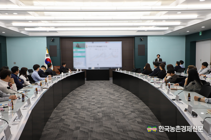 농협 상호금융 및 농축협 임직원들이 글로벌 금융 변동성에 선제적으로 대응하기 위한 '농축협 리스크관리 아카데미'에서 주요 현안에 관해 토의하고 있다. kenews.co.kr
