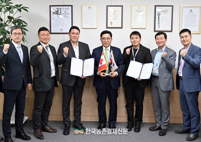 한국농수산식품유통공사 김춘진 사장(좌측 4번째), 캐나다 T-Brothers 부대표 Jeff Mo(좌측 3번째), 캐나다 Ran Foods 매니저 David Kim(우측 3번째). kenews.co.kr