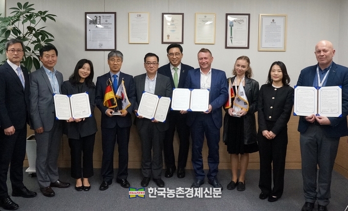 한국농수산식품유통공사 김춘진 사장(우측 5번째), 독일 Orient Master 대표 Yang Jiandong(좌측 5번째), 폴란드 Lucky Fish 대표 Rafal Tusznio(우측 4번째), 폴란드 Fair Fish 매니저 Andrzej Kalita(우측 1번째). kenews.co.kr