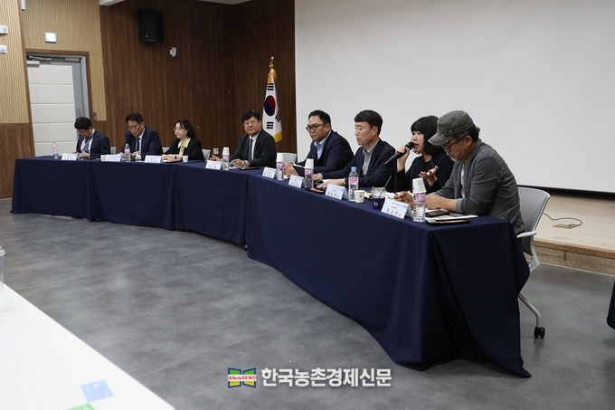 심포지엄 참석자 7인이 농업의 미래성장산업화를 위한 농정원의 역할을 주제로 토론을 진행하고 있다.<사진= 농림수산식품교육문화정보원 kenews.co.kr>