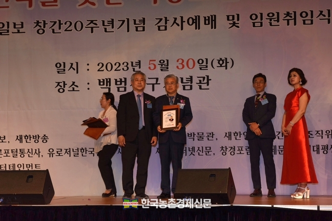 사진 좌측 한국법률조정위원회 박상문 회장, 우측 국민운동가 윤 현 총장. kenews.co.kr
