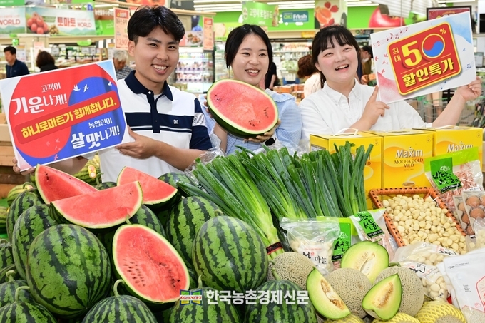고양시 일산서구 대화동 농협 하나로마트 고양점에서 모델들이 ‘고객이 기운나게! 농업인이 살맛나게!’ 행사를 알리고 있다. kenews.co.kr