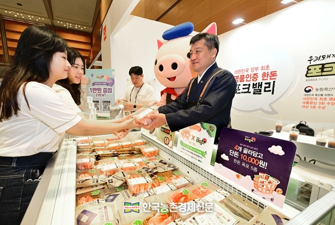 한돈자조금 손세희 위원장이 대국민 감사의 마음을 담아 한돈 삼겹살을 판매하고 있다. kenews.co.kr