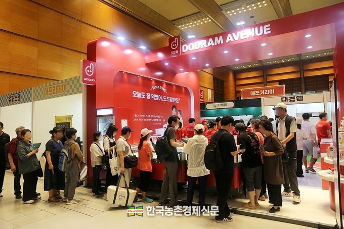  ‘2023 한돈페스타’에서 선보인 도드람 팝업스토어에 방문객들의 줄이 이어지고 있다. kenews.co.kr
