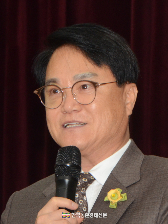 김하수 청도군수가 국제세미나에 참석해 인사말을 하고 있다.kenews.co.kr