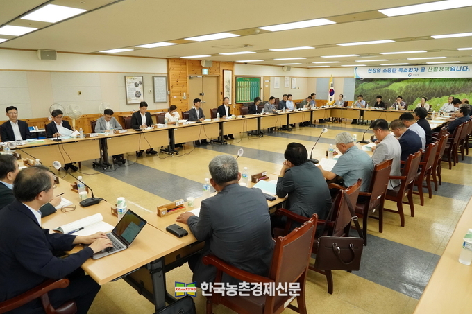 남성현 산림청장이 11일 정부대전청사에서 임업인 및 협 ·단체가 참석한 가운데 열린 '산림분야 규제혁신 전담팀 회의'를 주재하고 있다.<사진=산림청 kenews.co.kr>