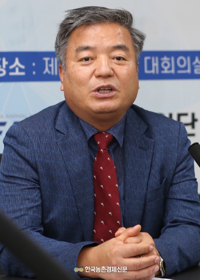 송석찬 (사)한국축산환경시설기계협회 회장(참푸른글로벌 대표)이 농축산 전문지 기자간담회에서 K-FARM인증에 대한 설명과 함께 활성화를 당부하고 있다. kenews.co.kr
