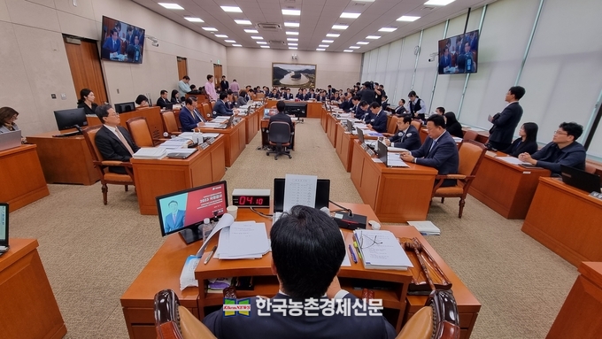 국회 농림축산식품해양수산위원회 소관부처 국정감사 현장 모습이다. kenews.co.kr