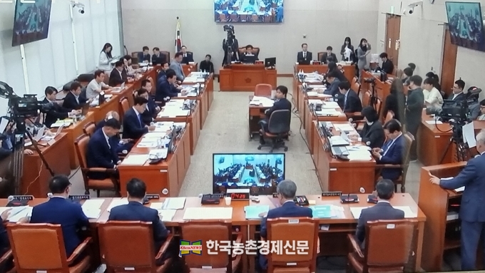 국회 농림축산식품해양수산위원회(위원장 소병훈)의 농협중앙회와 한국마사회, 한국농어촌공사 국정감사 모습.<사진= 국회 의사중계 갈무리>