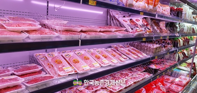 호주 현지 소 생우가격이 폭락하며 국내 수입소고기 시장점유율이 뒤집어지는 등 육류시장 파장이 요동치고 있다. 사진은 시중 유통업체들 육류 판매 진열장. 모습이다. kenews.co.kr