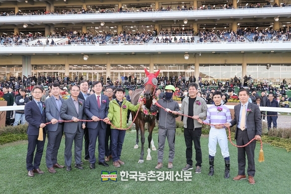 안병우 농협 축산경제대표이사(왼쪽부터 앞줄 네번째, 붉은 넥타이 착용)가 경주 우승마와 기념 촬영을 하고 있다. 박시경 kenews.co.kr