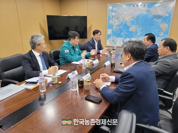 정부가 LSD 전국 일제 방제소독 주간을 설정한 가운데 한우협회 등 생산자단체들과 함께 차단방역에 들어갔다. kenews.co.kr