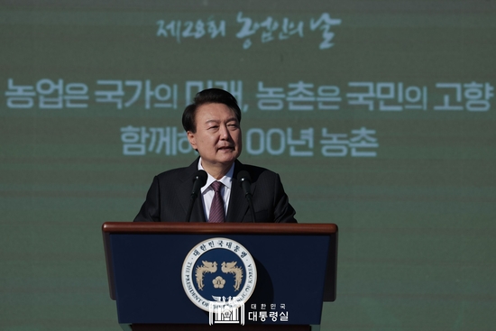 제28회 농업인의 날 기념식에 윤석열 대통령이 참석해 축하와 함께 농업인 등 전후방산업 관계자들을 격려했다. 윤 대통령은 이자리에서 '농업농촌의 중요성과 미래비젼 ' 등을 제시했다. kenews.co.kr