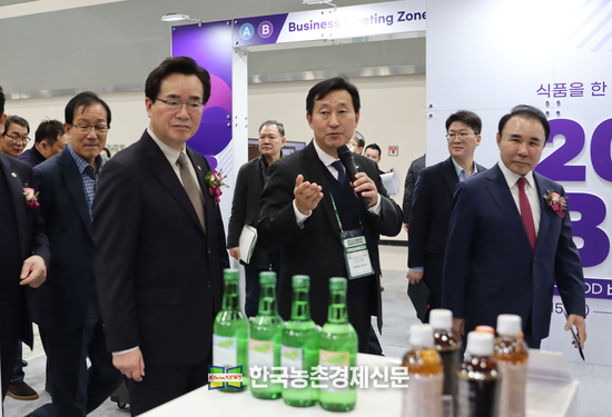aT에서 식품전망대회가 함께 열리고 있는 식품대전 개막식에 참석한 정황근 장관이 식품대전 전시장을 둘러보고 있다. kenews.co.kr 