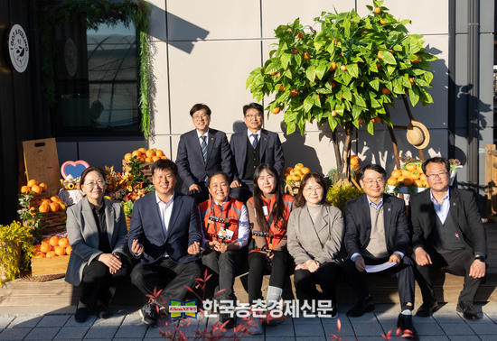 조재호 농촌진흥청장이 20일 농경문화 소득화 시범마을 빗돌배기마을을 방문해 농경 현장을 둘러봤다.kenews.co.kr