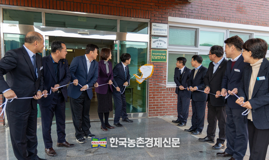 조재호 농촌진흥청장이 20일 경남 김해 단감연구소에서 경남 지역특화 대표작목 현판식을 하고 있다. kenews.co.kr