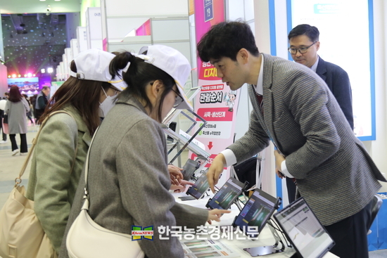 축산물품질평가원이 2023 대한민국 정부 박람회에서 ‘축산유통 디지털 플랫폼’을 주제로 축산물 경매에 참여하는 이벤트를 운영해 관람객의 호응을 얻고 있다. kenews.co.kr