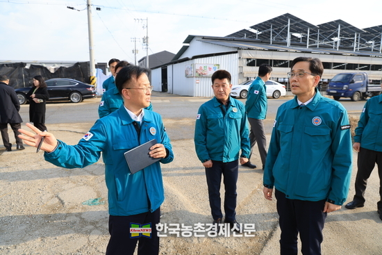 한 훈 농림축산식품부 차관은 12월 5일(화) 충북 청주시청 가축방역상황실에서 충북도와 청주시의 고병원성 조류인플루엔자 및 럼피스킨 등 재난형 가축전염병 방역관리 추진 상황을 보고받고, 미호강 인근 축산농장 밀집 지역을 방문하여 현장 방역관리 실태를 점검하고 있다. kenews.co.kr